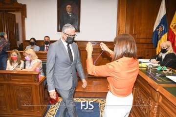 César Santana y Sergio Suárez reciben la medalla acreditativa de concejales de Telde/Francisco Javier Santana.